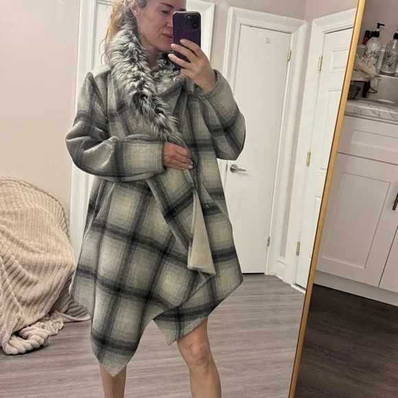 Nicholas K Designer Wool Blend Plaid Asymmetrical Coat with Faux Fur Collar (M) - Picture 10 of 13